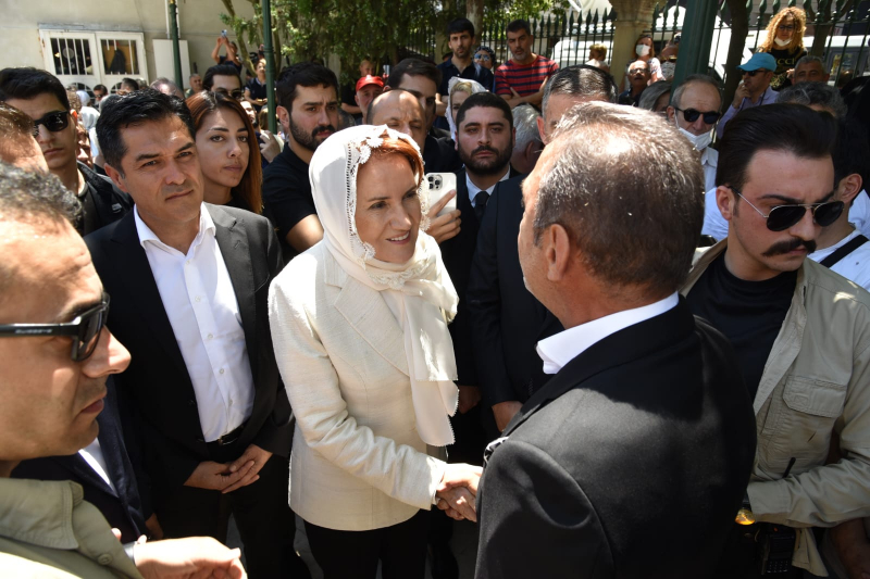 Meral Akşener Cüneyt Arkın'ın cenaze törenine katıldı