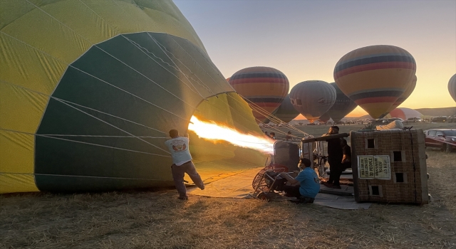 Kapadokya’nın ilk balon pilotu 35’nci yılını gökyüzünde pasta keserek kutladı