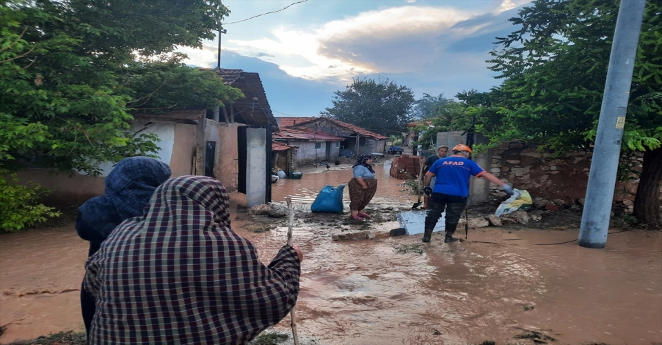 Kütahya’da sağanak bir köyde su baskınına neden oldu