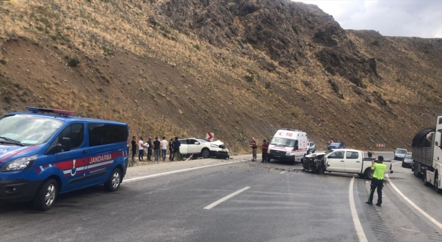 Erzincan’da iki aracın çarpışması sonucu 9 kişi yaralandı