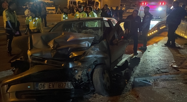 İzmir’de tırın otomobile ve durağa çarpması sonucu 5 kişi yaralandı