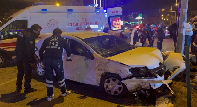 Hatay’da otomobil ile hafif ticari aracın karıştığı kazada 6 kişi yaralandı