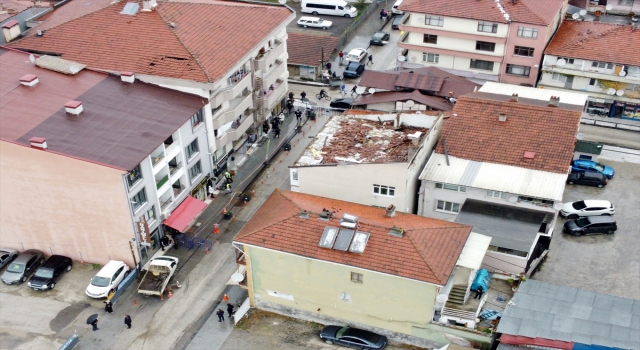 Düzce’de ağır hasar gören 3 katlı apartman yıkılıyor
