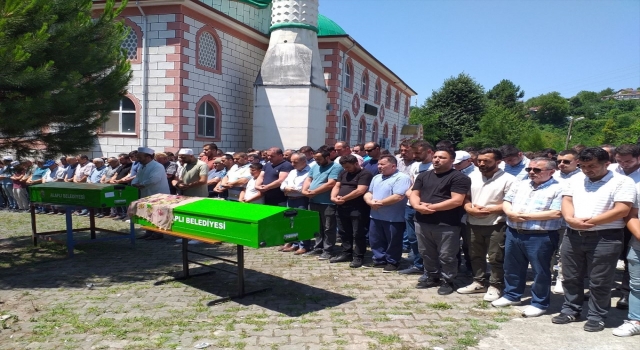 GÜNCELLEME Zonguldak’ta cenazeye giderken kaza yapan otomobildeki kadın öldü