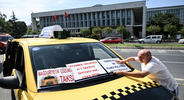 İstanbul’da minibüsten taksiye dönüştürülen araç sahipleri eylem yaptı