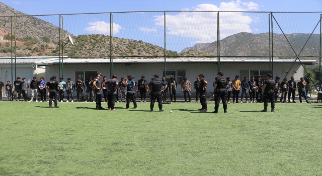 Amasya’da tır dorsesinde 39 düzensiz göçmen yakalandı