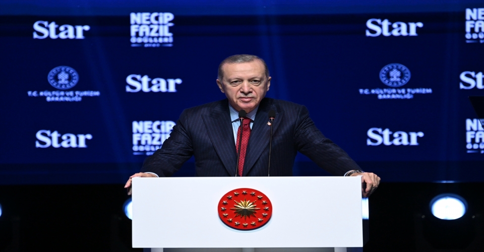 Cumhurbaşkanı Erdoğan: ”(Necip Fazıl Ödülleri) Bu ödüllerle sadece büyük şairimize vefa borcumuzu ödemekle kalmıyor, aynı zamanda Türkiye’nin değerlerine de sahip çıkıyoruz.”