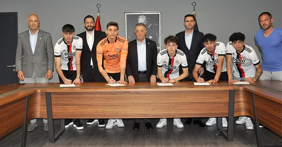Beşiktaş beş futbolcuyla sözleşme imzaladı