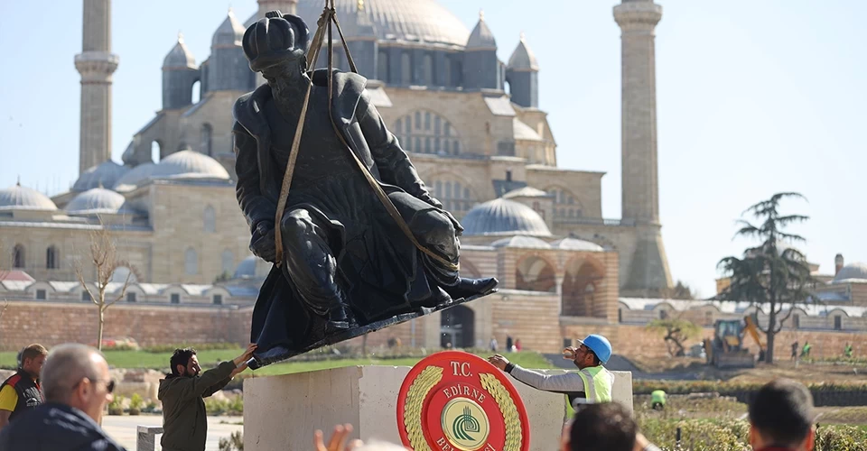 Edirne’de kaldırılan Mimar Sinan heykeli yerine konuldu