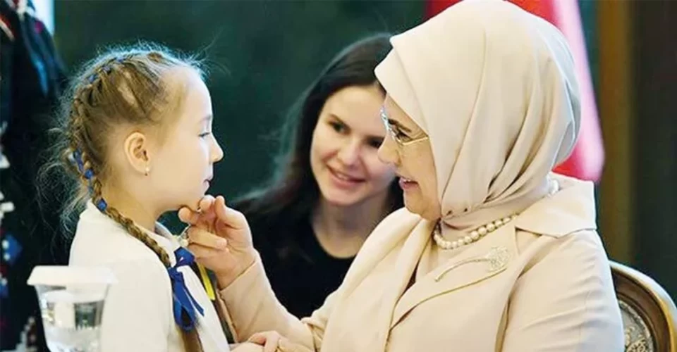 Emine Erdoğan’dan Ukraynalı çocuklara: Sizleri torunlarımdan ayırmıyorum