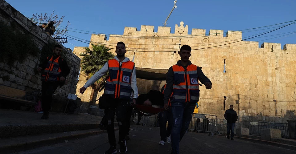 İsrail polisi Mescid-i Aksa’ya baskın düzenledi