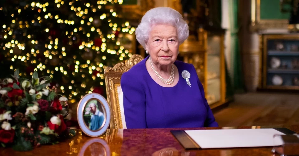 Kraliçe Elizabeth: Koronavirüs insanı yorgun ve tükenmiş bir hâlde bırakıyor