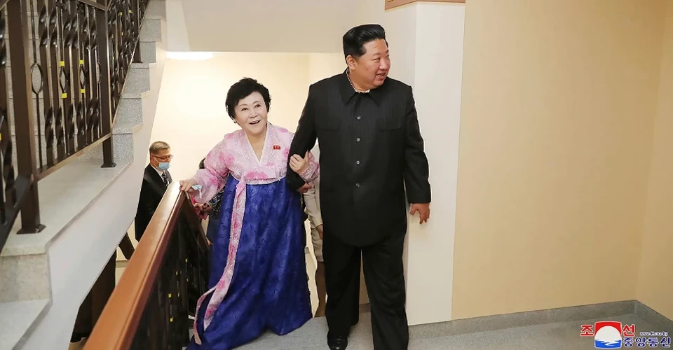 Kuzey Kore lideri Kim Jong Un ünlü haber spikerine lüks ev hediye etti