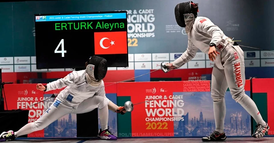 Milli eskrimci Aleyna Ertürk dünya şampiyonu
