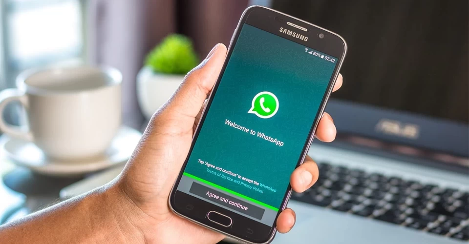 WhatsApp’tan yeni özellik; mesajlara emojilerle ifade bırakılabilecek