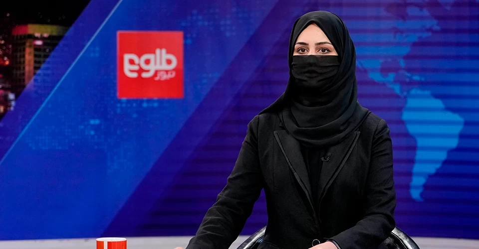 Afganistan’da kadın spikerler burkayla ekrandalar