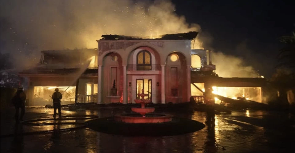 California’da yangın kısa sürede lüks bölgeyi sardı: 20 ev yandı