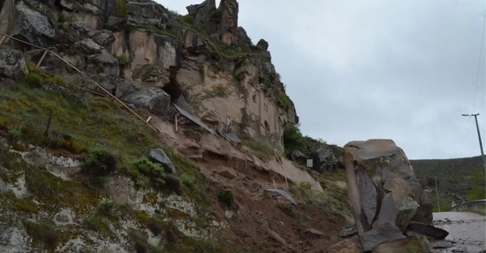 Ihlara Vadisi’nde heyelan meydana geldi: Kaya parçaları yola düştü