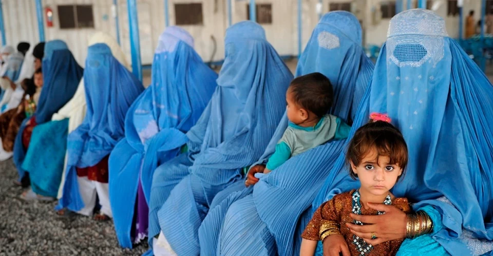 Taliban, kadınlar için burkayı yeniden zorunlu kıldı