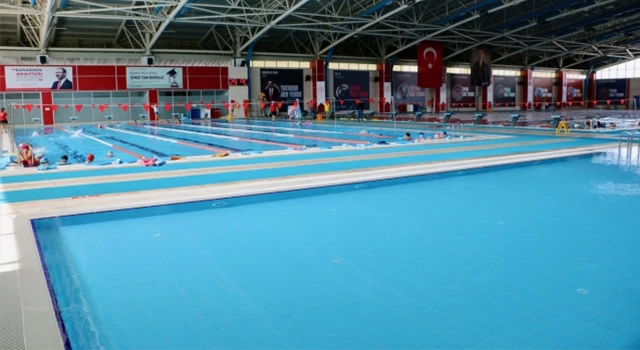 Eskişehir’in olimpik havuzunda günde 2 bin 500 kişi yüzme eğitimi alıyor