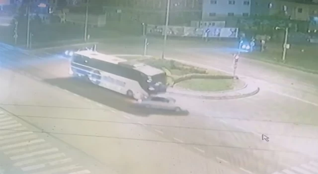 Düzce’de yolcu otobüsü ile otomobil çarpıştı: 2 yaralı 
