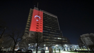Kosova’da hükümet binasına depremlerde hayatını kaybedenler için Türk bayrağı yansıtıldı