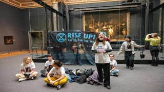 Hollanda’da çevreci aktivistlerden Amsterdam Rijks Müzesi’nde ”fosil yakıt” eylemi