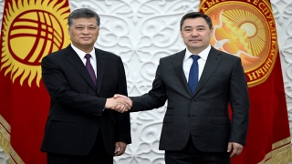 Kırgızistan Cumhurbaşkanı Caparov, Sincan Uygur Özerk Bölgesi’nin yöneticisi Ma’yı kabul etti