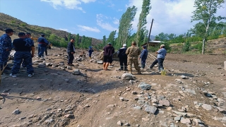 Kırgızistan’ın Issık Göl Bölgesi’ndeki selden 92 köy evi zarar gördü