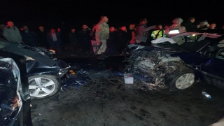 Bitlis’te iki otomobilin çarpıştığı kazada 2 kişi öldü, 3 kişi yaralandı