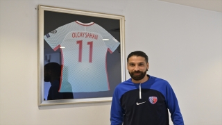 Olcay Şahan, Ankaraspor’da genç futbolculara tecrübelerini aktarıyor