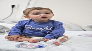 Böbrekleri ve mesanesi taşla dolu Azerbaycanlı bebeğe İzmir’de kritik müdahale