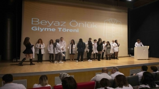 İstanbul Bilgi Üniversitesi Sağlık Bilimleri Fakültesi öğrencileri beyaz önlüklerini giydi