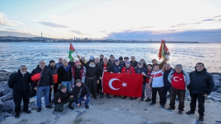 İstanbul’da bir grup yüzücü İsrail’i protesto etmek için kulaç attı