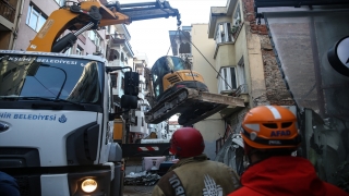GÜNCELLEME Kadıköy’de bir bina, kontrollü yıkımı yapılırken kısmen çöktü