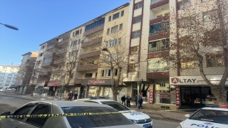 Malatya’da yıkılma tehlikesi bulunan bina nedeniyle cadde trafiğe kapatıldı