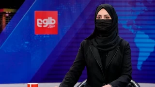 Afganistan’da kadın spikerler burkayla ekrandalar