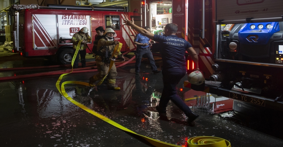 Zeytinburnu’nda hırdavat dükkanında çıkan yangın söndürüldü