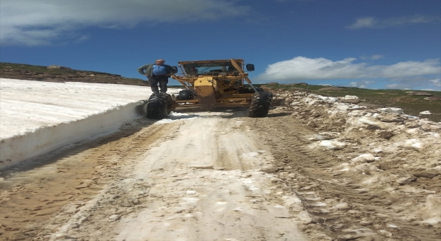 Kars’ta 2 bin 700 rakımda yaz mevsiminde karla mücadele devam ediyor