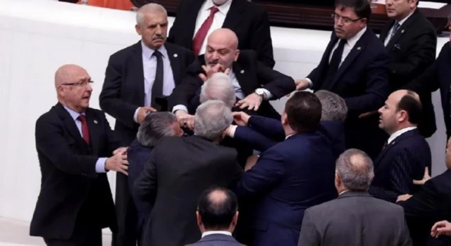 AK Parti’den Meclis’teki kavgaya ilişkin ilk yorum: Vekillerin tartışmaları fiziki boyutta olmamalı